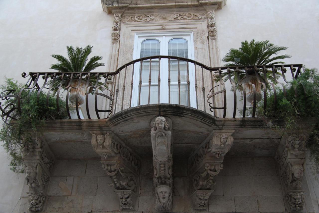 Casa Vacanza Icaros, Ortigia Hictoric Center, 200 Mt From The Beach Сиракуза Екстериор снимка
